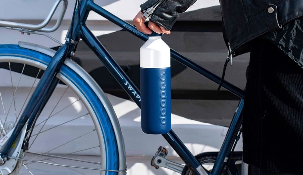 Close up of a blue Dopper bottle and a blue Swapfiets bicycle